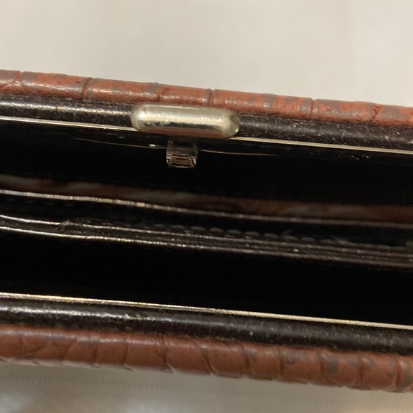 Brown Crocodile Print Snap Closure Womens Wallet Silvertone Heart Embellishment - Picture 8 of 14